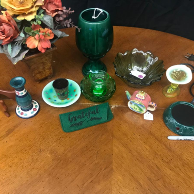 Decor: Box Lot: Green items, floral, etc;