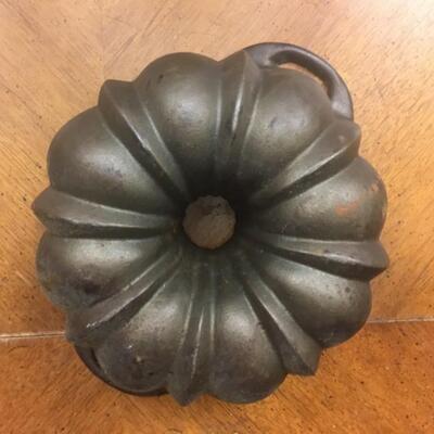: Cast Iron Bunt Cake Pan;
