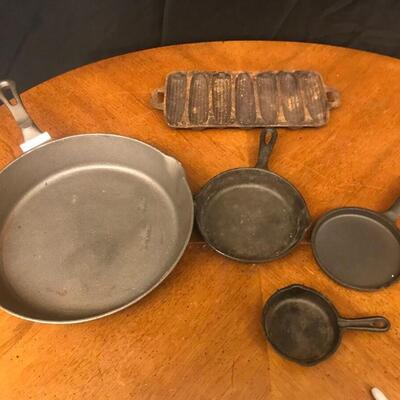 : Cast Iron Lot; 4 gradudated skillets, cornbread pan;