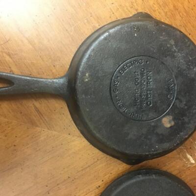 : Cast Iron Lot; 4 gradudated skillets, cornbread pan;