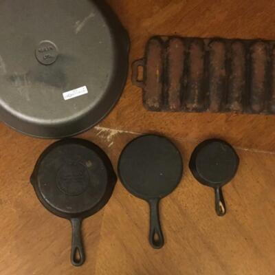 : Cast Iron Lot; 4 gradudated skillets, cornbread pan;