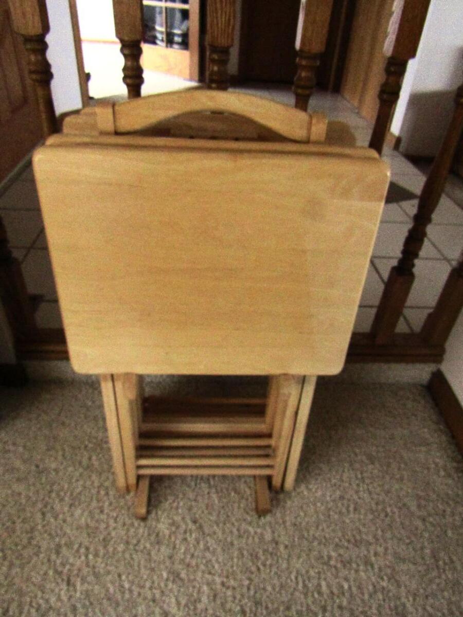LOT 137 SET OF 4 OAK TV TRAYS WITH A STAND (E)