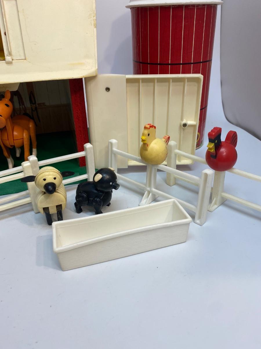 Vintage Fisher Price Little People factory #915 Family Farm Silo Accessories Animals