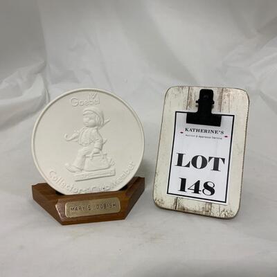 [148] Goebel Collectorsâ€™ Club Member Plaque