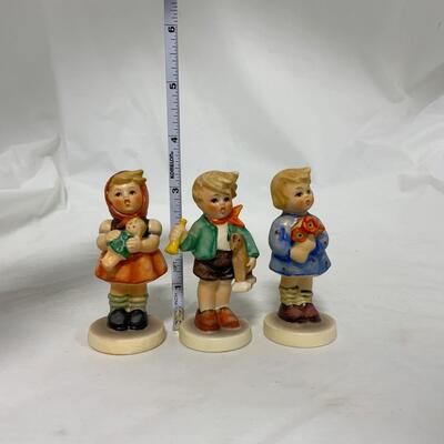 [162] Three Figures Holding Items | Hum 239 A/B/C