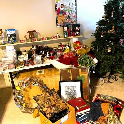 Lot 21: Downstairs Holiday Items