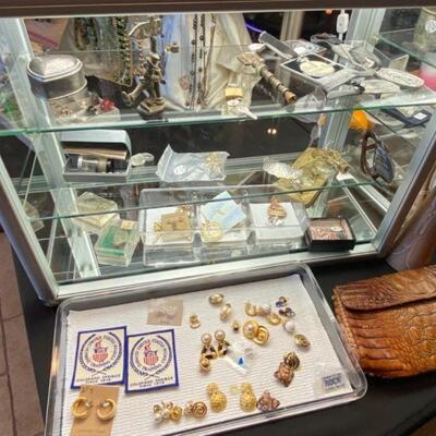 Lot 22: Jewelry Counter Selection