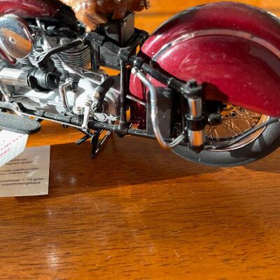 1942 Indian Motorcycle model 442 / Danbury Mint