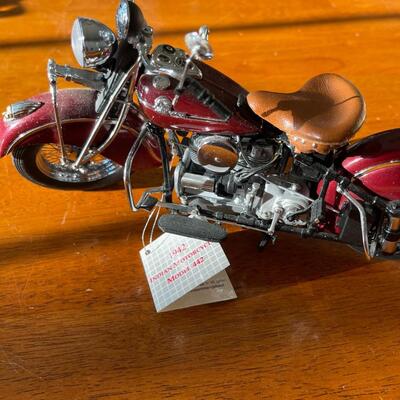 1942 Indian Motorcycle model 442 / Danbury Mint