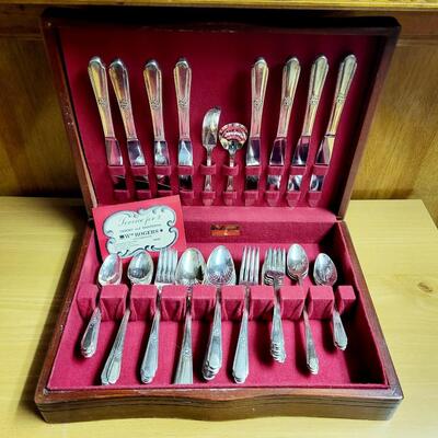 WM ROGERS SILVER PLATE UTENTIL SET W/ WOOD BOX
