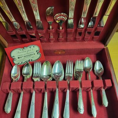 WM ROGERS SILVER PLATE UTENTIL SET W/ WOOD BOX