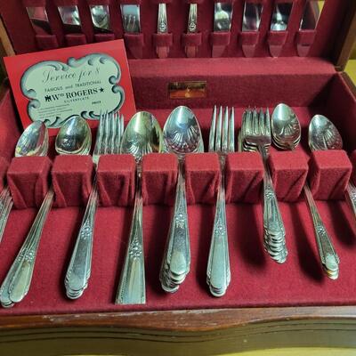 WM ROGERS SILVER PLATE UTENTIL SET W/ WOOD BOX