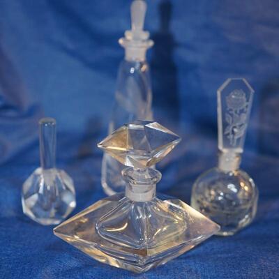 GROUPING OF FOUR CRYSTAL AND ENGRAVED PERFUM BOTTLES. ONE W/DRAGONFLIES