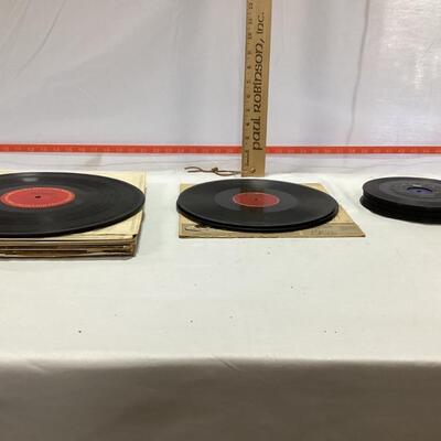vinyl records:45s, 78s and 33s