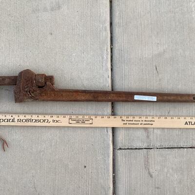 Large pipe wrench