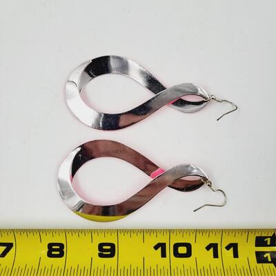 HOT PINK RETRO STYLE DANGLE EARRINGS