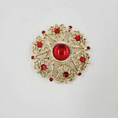 VINTAGE SARAH COVENTRY GOLD TONED & FAUX RUBY BROOCH