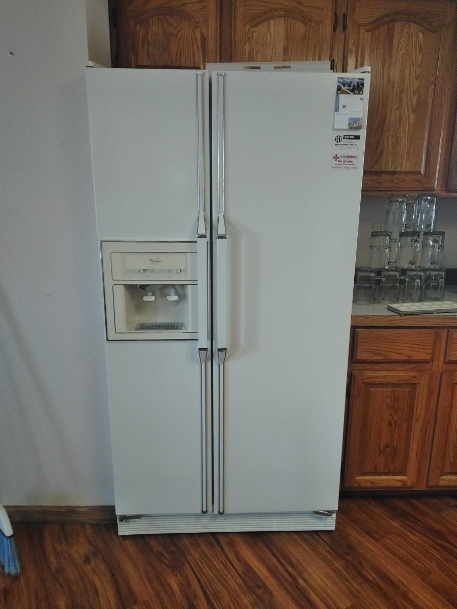 LOT 204 SIDE BY SIDE REFRIGERATOR FREEZER WITH ICE MAKER (E