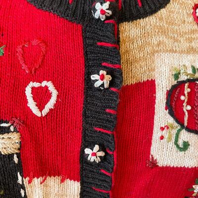 HEIRLOOM COLLECTIONS EMBROIDERED HEART SWEATER - SIZE XL