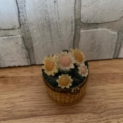 Trinket basket box with daisyâ€™s