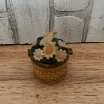 Trinket basket box with daisyâ€™s