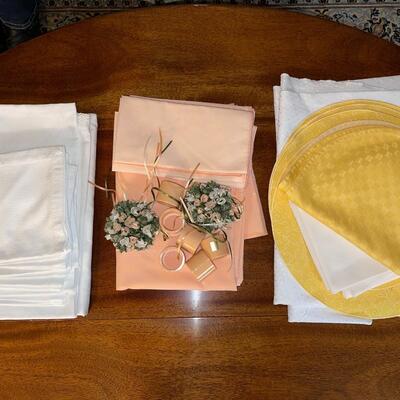 Lot of Spring Colors Tablecloths, etc.