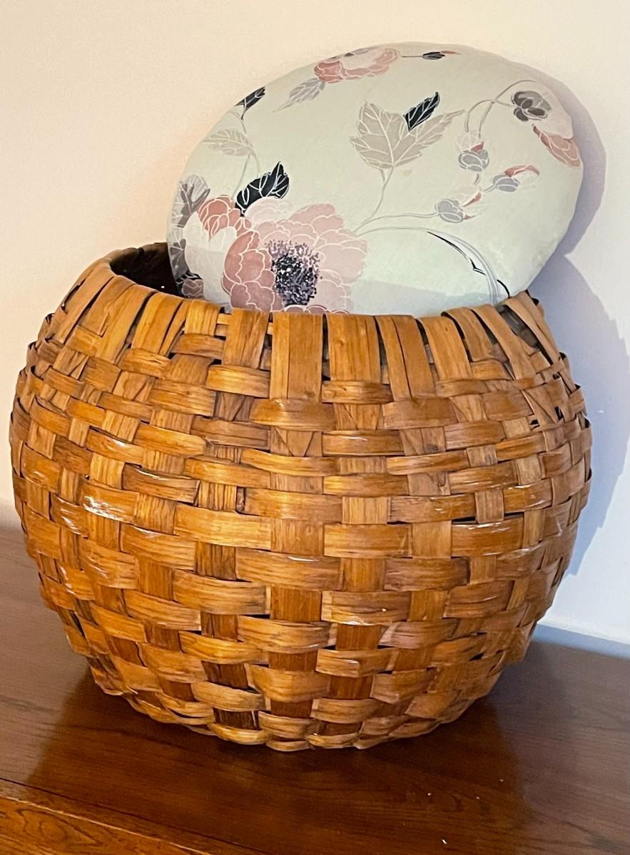 Large Wicker Basket/ Seat with Lid | EstateSales.org