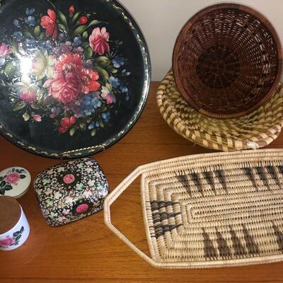 Baskets and Floral DÃ©cor Lot