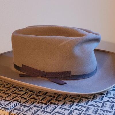 Lot 30: Men's Vintage Hats with Hat Box