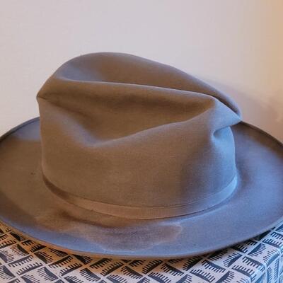 Lot 30: Men's Vintage Hats with Hat Box