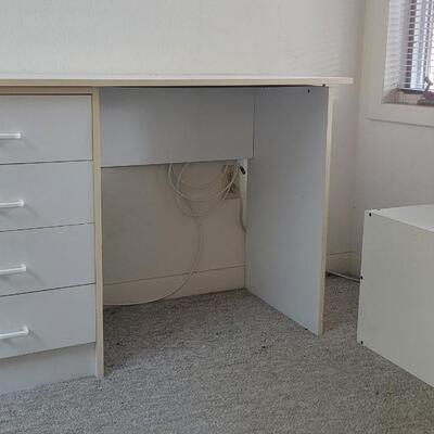 Lot 39: Vintage White Desk and 3 Drawer Matching Chest