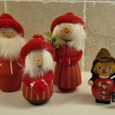 Lot 92: Unsold Christmas Lots - Please view all photos to see all the items