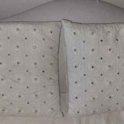 Lot 101: (4) White Sheesha Pillows