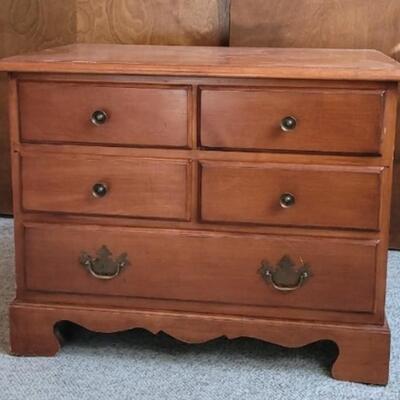 Lot 122: 5 Drawer Small Chest