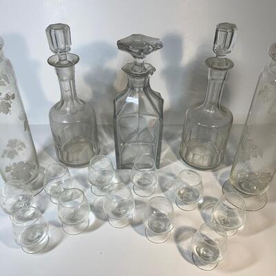 GROUP OF GLASS ITEMS
