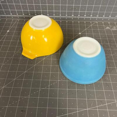 2 Pyrex Bowls Small - Blue & Yellow 