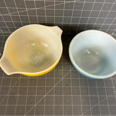 2 Pyrex Bowls Small - Blue & Yellow 