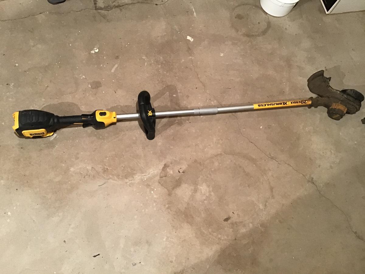 D1089 DeWalt Weed Eater (no battery)