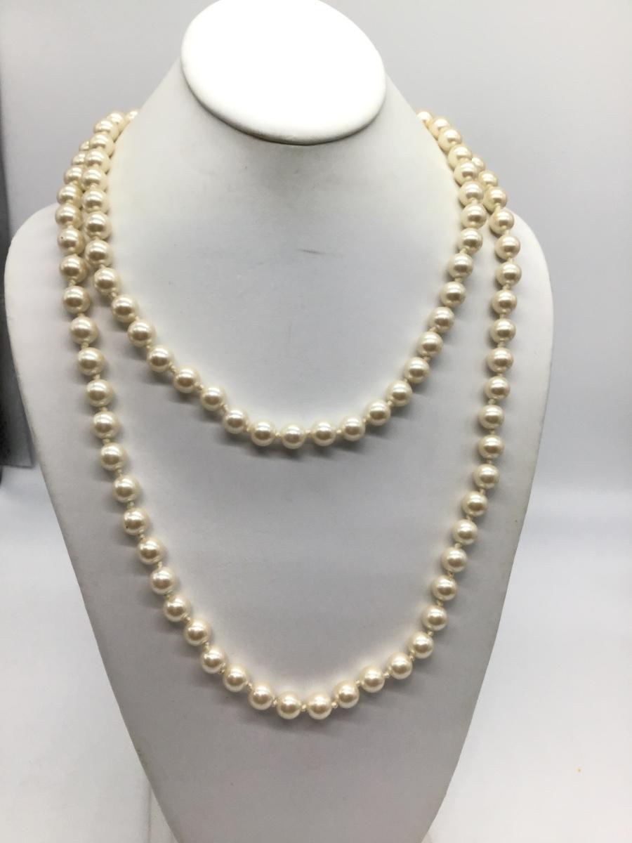 Costume Pearl necklace | EstateSales.org