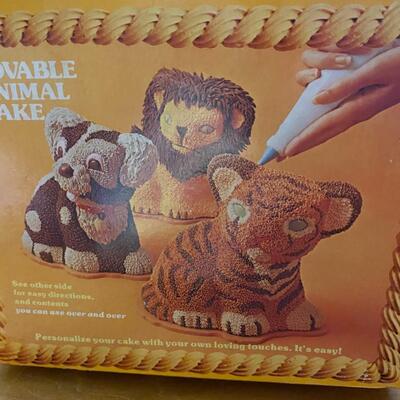 Wilton Lovable animal cake pan dog tiger lion 3D