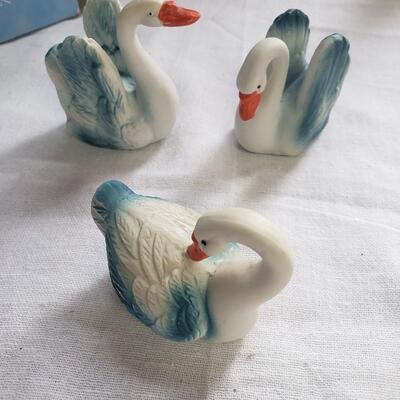Figurines geese