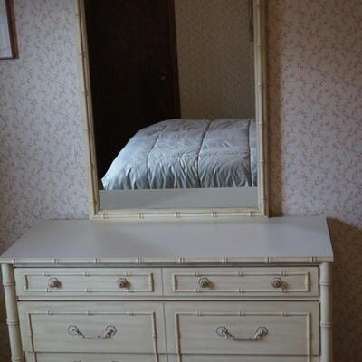 THOMASVILLE BEDROOM SET. QUEEN SIZE BED, DRESSER WITH MIRROR, END TABLE AND SIDE CHAIR.