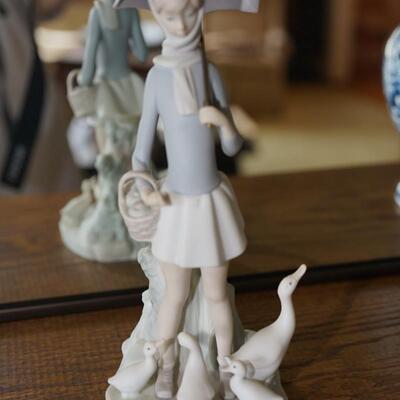 LLadro figurine GIRL WITH UMBRELLA AND GEESE. BISQUE FINISH