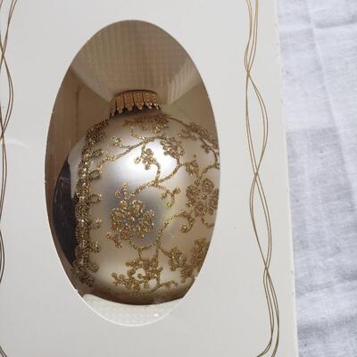 Is Christmas ornament in Box