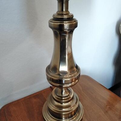 LOT 8 ETHAN ALLEN END TABLE WITH BRASS LAMP (1)