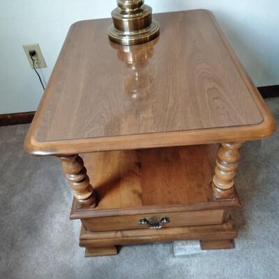 LOT 8 ETHAN ALLEN END TABLE WITH BRASS LAMP (1)