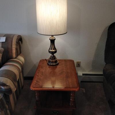 LOT 10 ETHAN ALLEN END TABLE WITH BRASS LAMP (2)