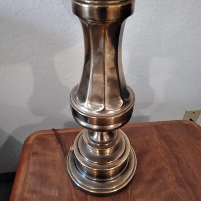 LOT 10 ETHAN ALLEN END TABLE WITH BRASS LAMP (2)