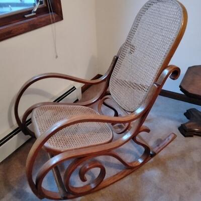 LOT 25 WICKER & WOOD ROCKING CHAIR AND HERITAGE END TABLE