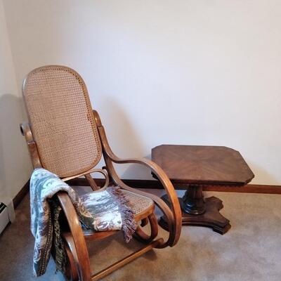 LOT 25 WICKER & WOOD ROCKING CHAIR AND HERITAGE END TABLE